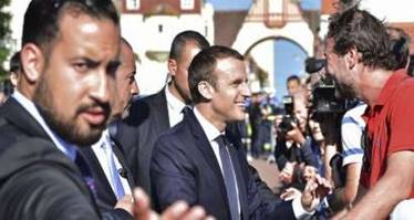 Alexandre Benalla aux c&ocirc;t&eacute;s d'Emmanuel Macron, le 18 juin 2017.