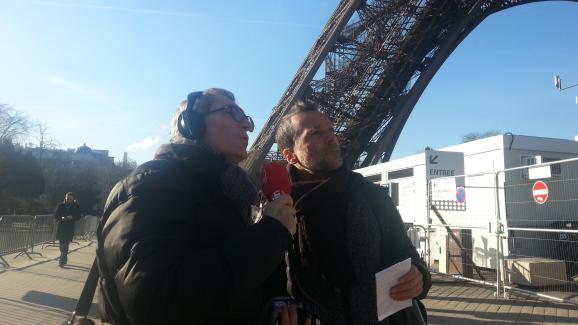 Michel Despratx et Beno&icirc;t Collombat au pied de la Tour Eiffel, lieu du rendez-vous secret entre Djouhri et B&eacute;chir Saleh le 3 mai 2016.